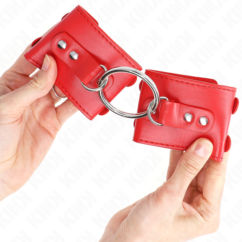 KINK - Fasta handledsremmar med ring och nitar justerbara röda 17-22 cm x 6,5 cm