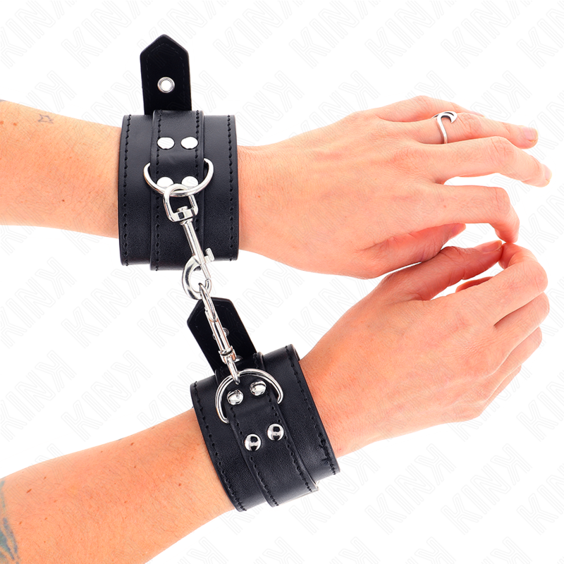 Handledsremmar med nitar från KINK, 35 x 6 cm