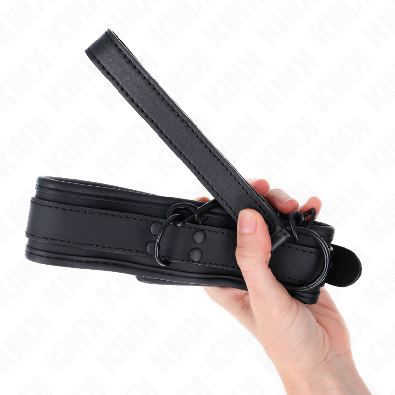 KINK - Neopren Bondagehalsband Modell 1 med Bälte 78 cm Justerbart 37,5 x 49,5 cm