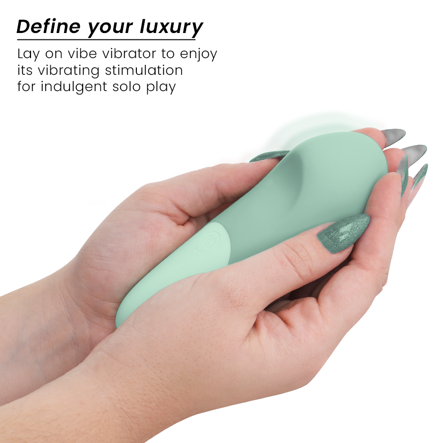 Womanizer Vibe Lay-On Silent Vibrator i färgen sage